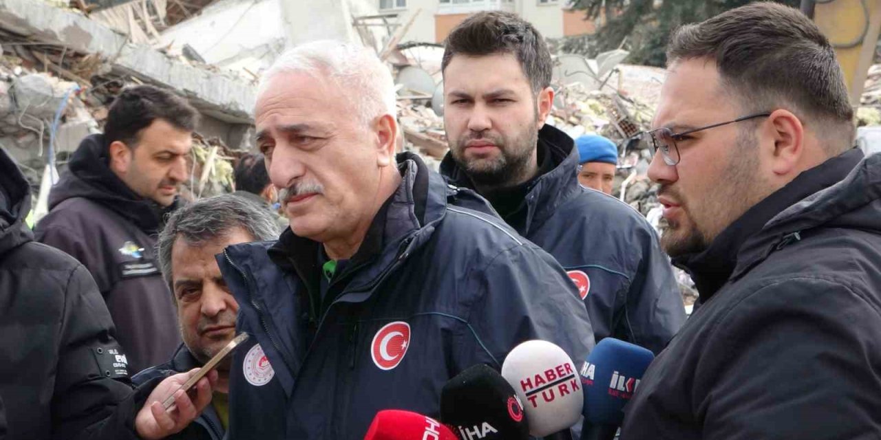 Malatya’da Enkaz Kaldırma Çalışmaları Sürüyor