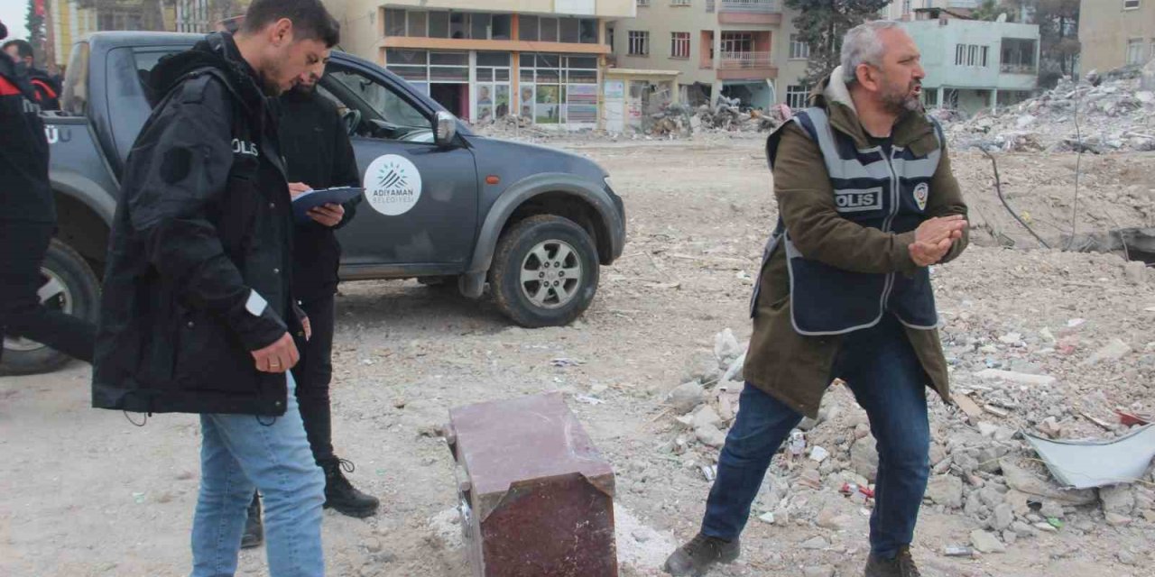 Enkazdan Çıkan Değerli Eşyalar Emniyete Götürülüyor