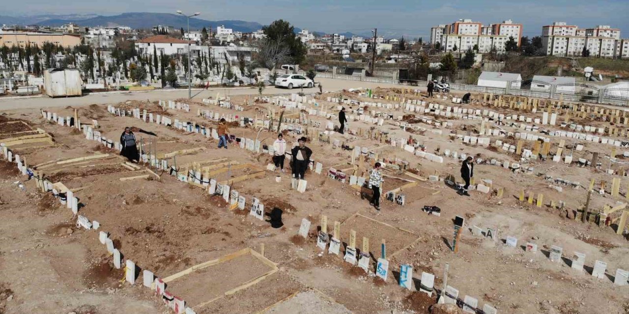 Depremin 14’üncü Gününde Mezarlıkta Dinmeyen Acı