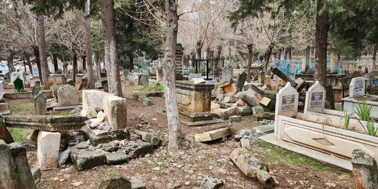 Deprem Mezarlıkları Da Vurdu, Onlarca Kabir Tahrip Oldu