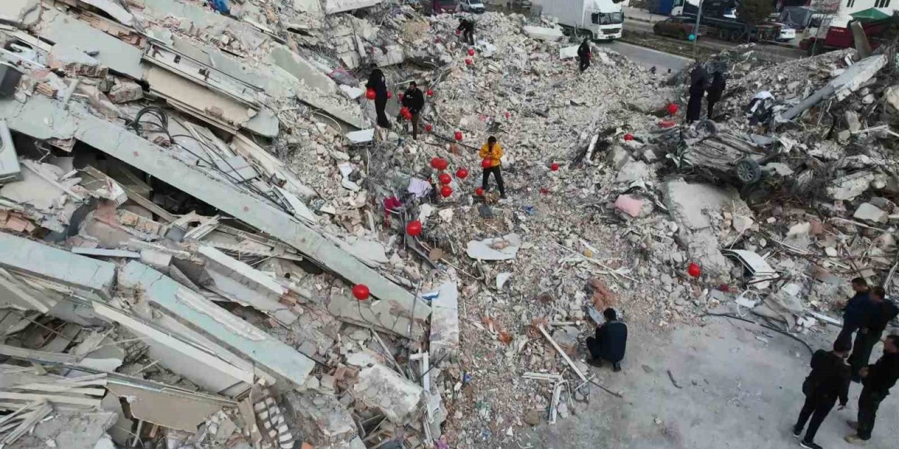 Depremde Hayatını Kaybeden Çocuklar İçin Enkazları Balonla Süslediler