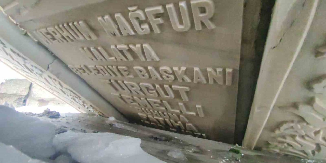 250 Yıllık Tarihi Mezarlığı Da Deprem Vurdu