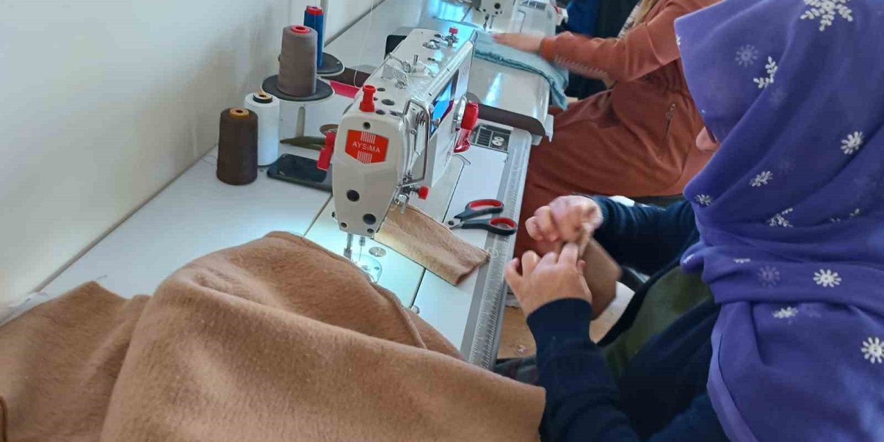 Şanlıurfa’da Kadınlar Depremzedeler İçin Kazak Örüyorlar