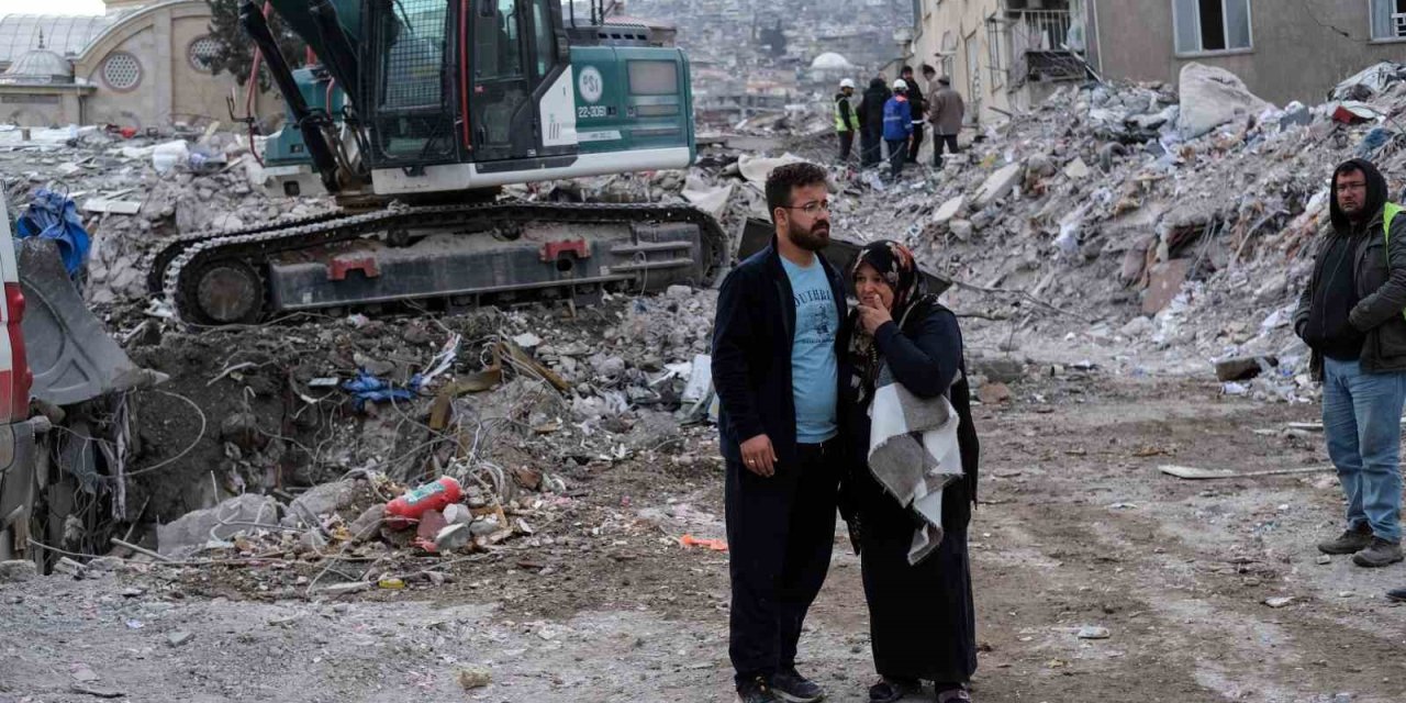 Depremde Değil Enkaz Başında Öldü