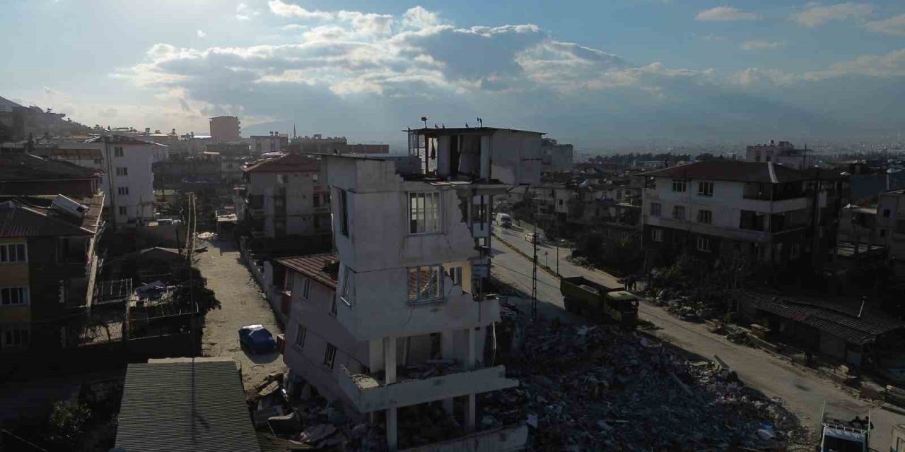 Bina Çöktü, Güvercin Yuvaları Yıkılmadı