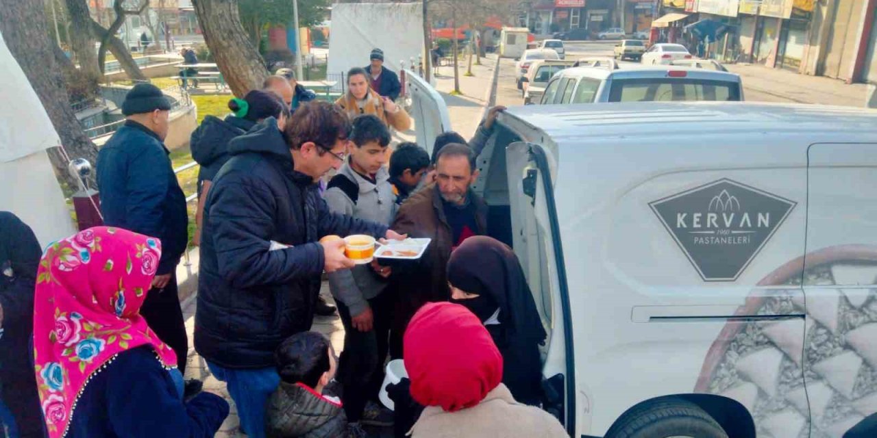 Alpedo Kervan Depremzedelere Sıcak Yemek Ulaştırıyor