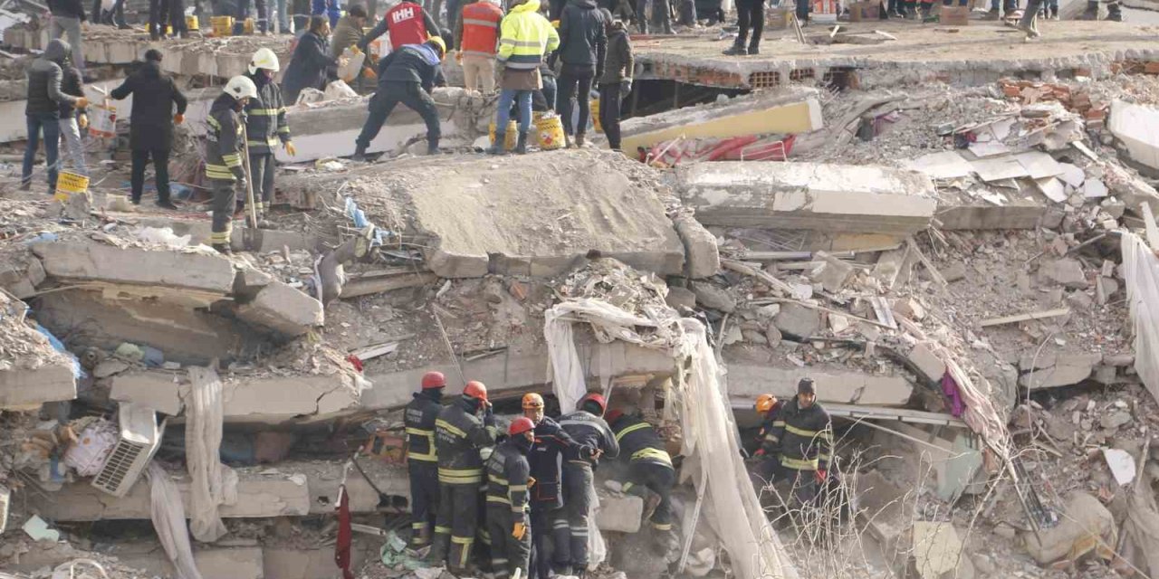 Serin-2 Apartmanı Önce Çatırdadı, Sonra Toz Dumanına Gömüldü