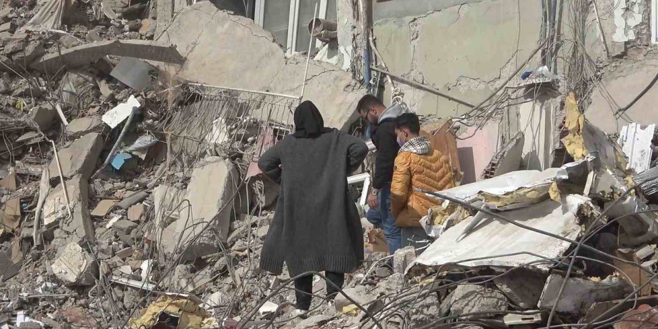 Canlarını Hiçe Sayıp, Enkaz Üstünde Kıyafet Arayışına Düştüler