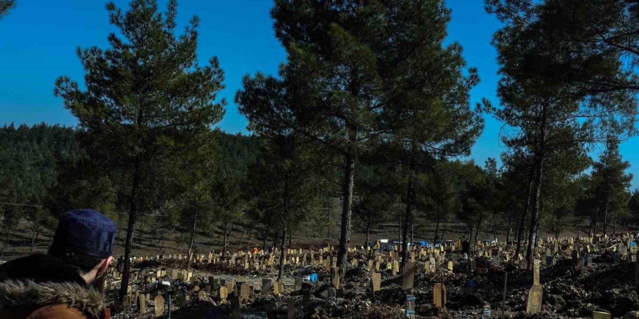 Kahramanmaraş’ta Mezar Yerlerini Kaybetmek İstemeyen Aileler İz Bırakıyor