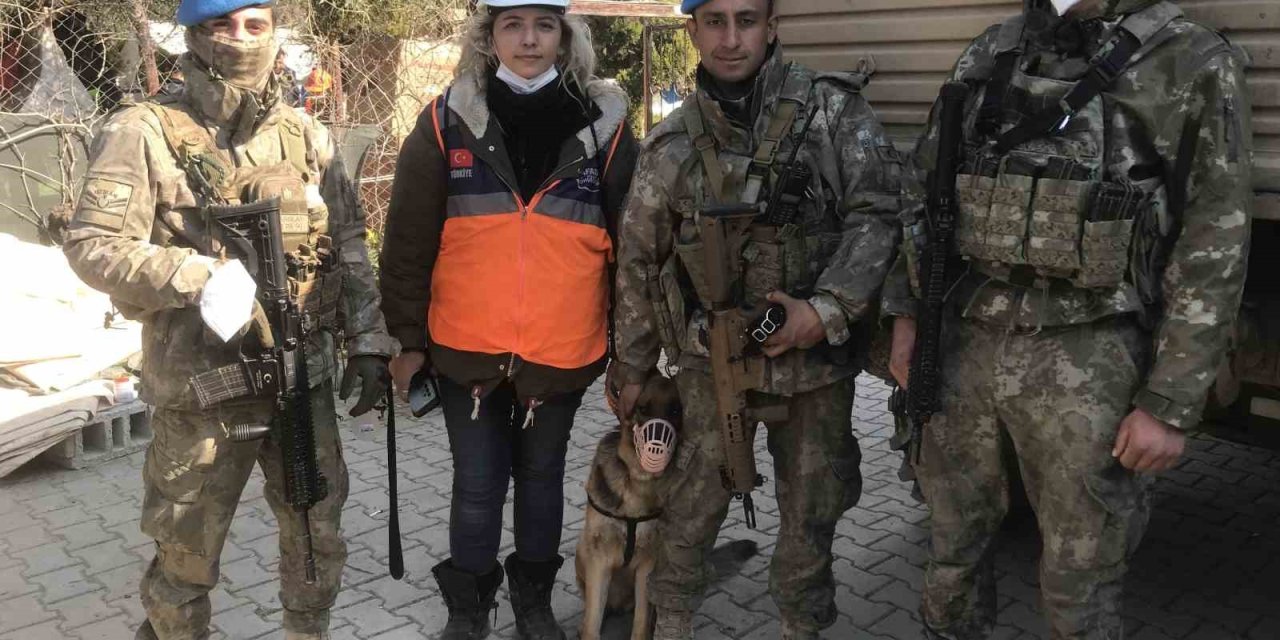 Enkazdan Kurtarılan Köpeğe Askerler Sahip Çıktı