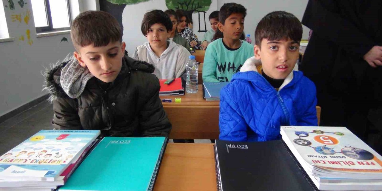 Depremzede Öğrenciler, Kamplarda Oluşturulan Sınıflarda Ders Başı Yaptı