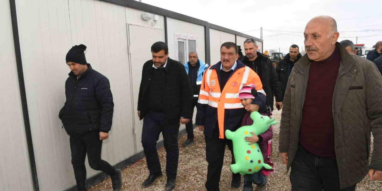 Başkan Gürkan, Doğanşehir’de Depremzedeleri Ziyaret Etti