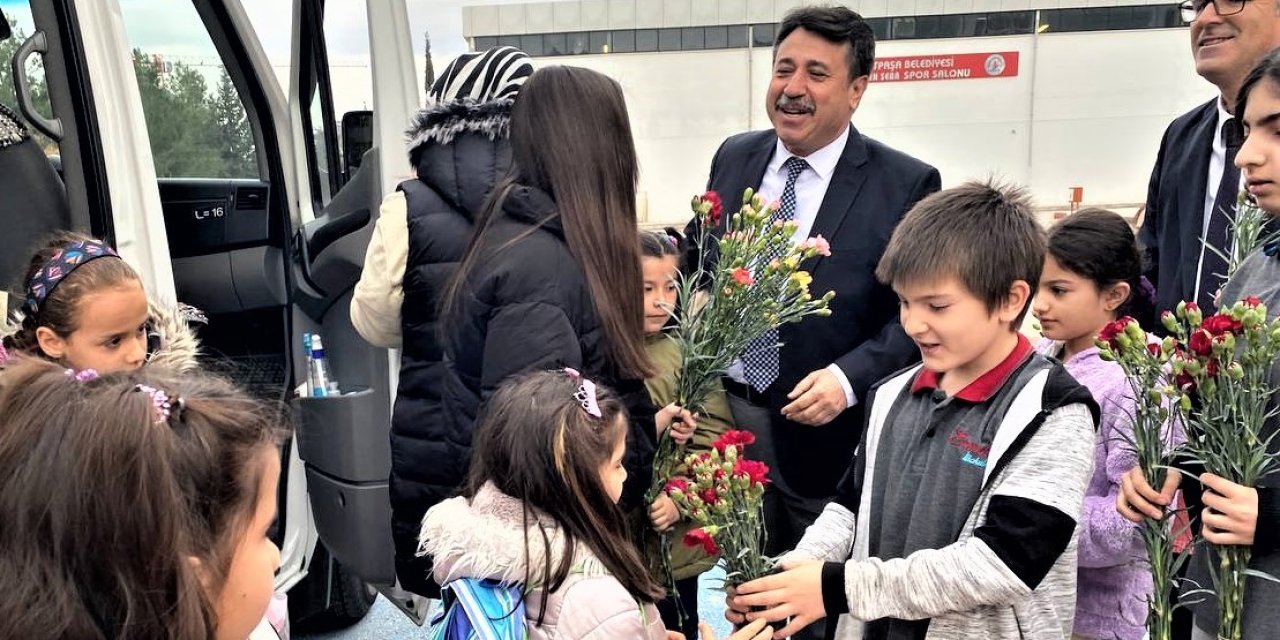Depremzede Sınıf Arkadaşlarını Karanfillerle Karşıladılar