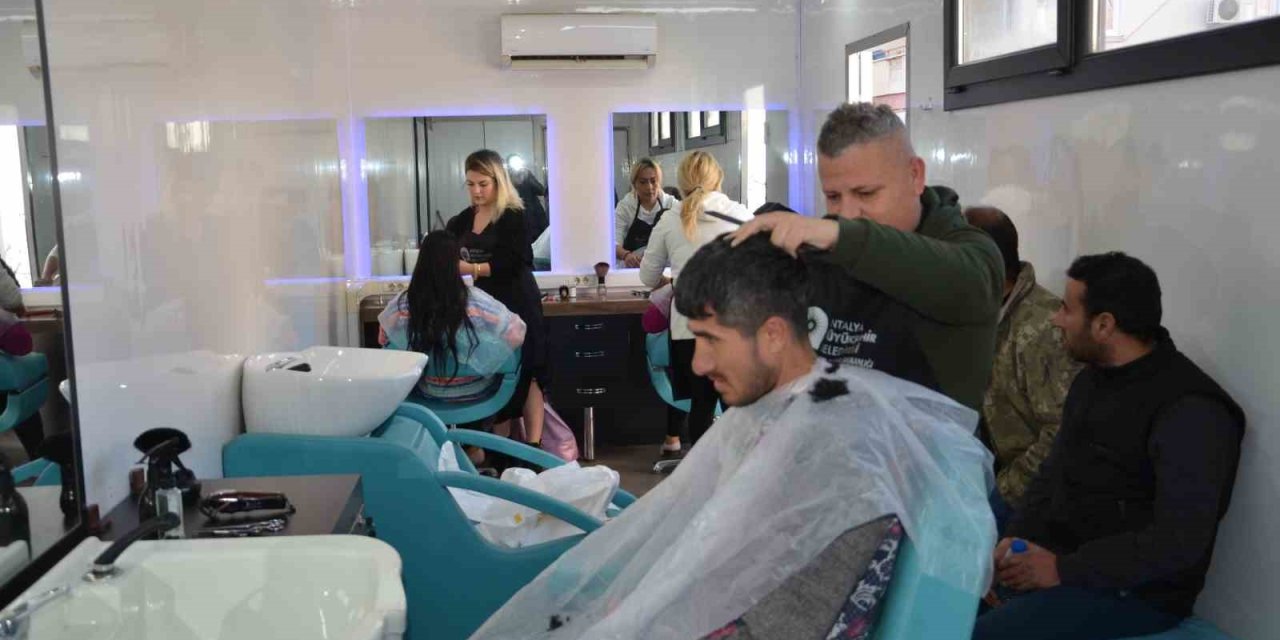 Depremzedelere Mobil Kuaförle Hizmet Verilmeye Devam Ediliyor