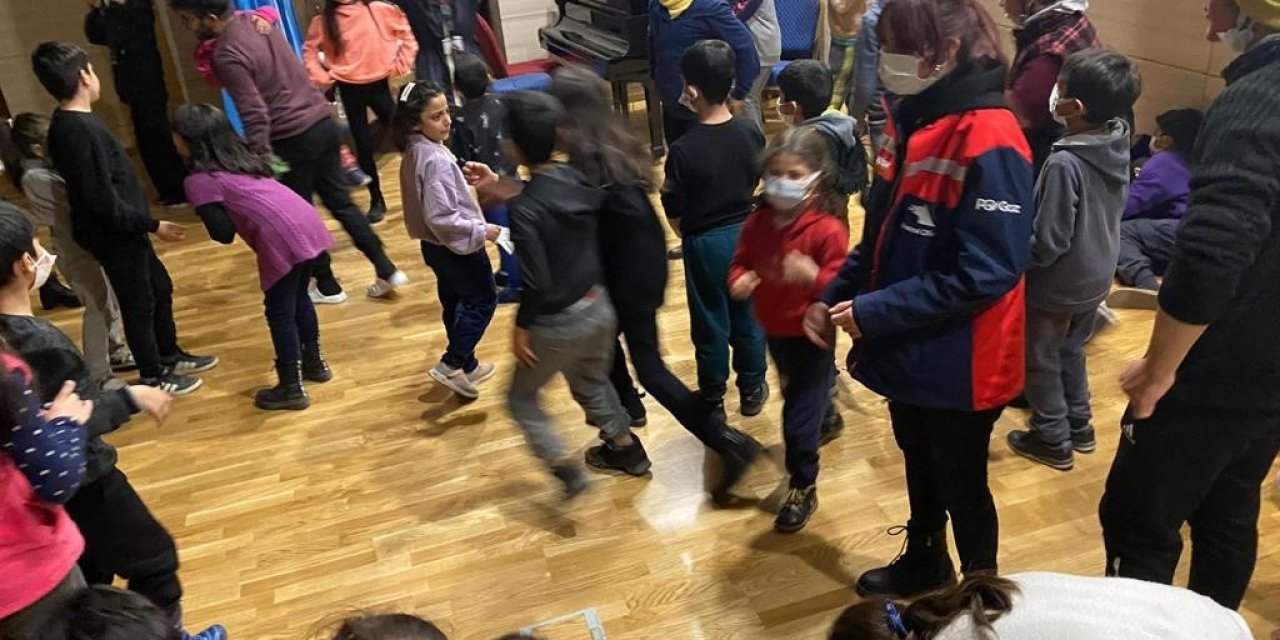 Antalyalı Gönüllüler Depremzede Çocukların Yüzünü Güldürdü