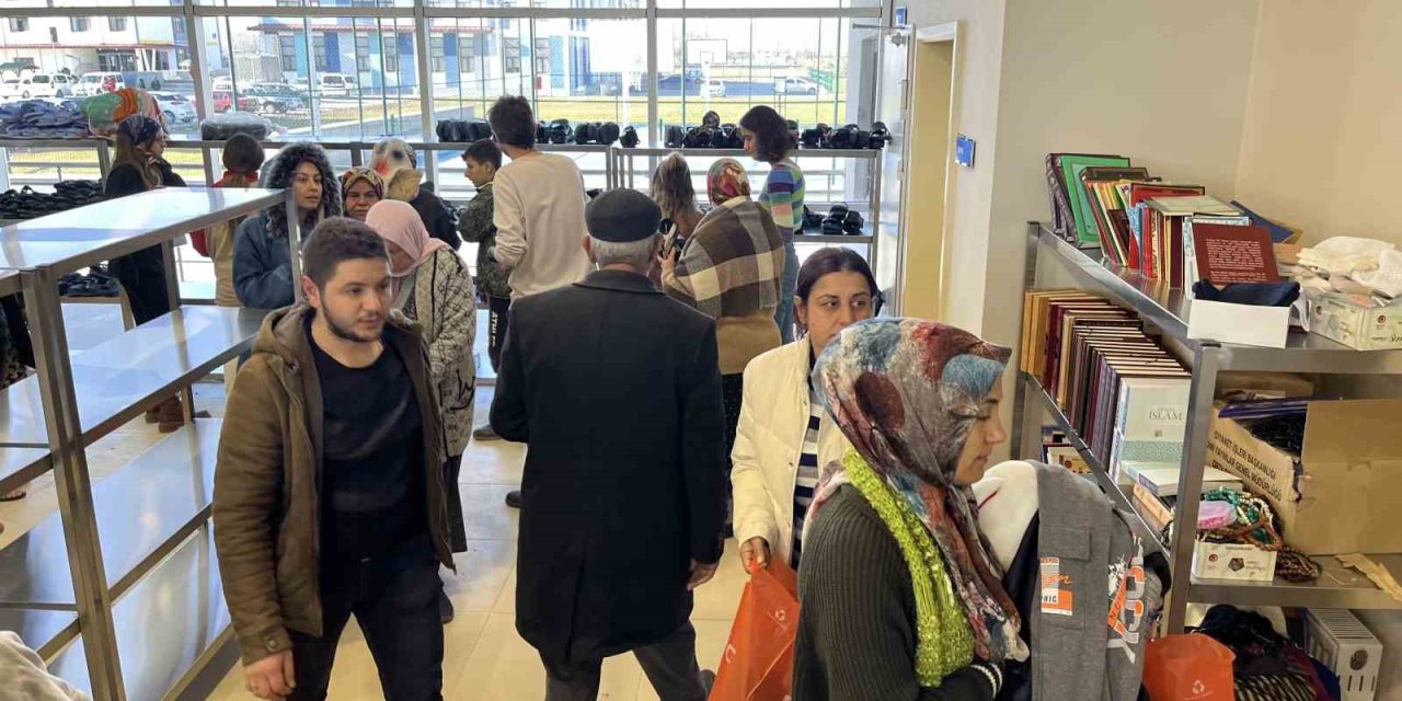 Açılan Sosyal Markette Depremzedelere Her Şey Ücretsiz Dağıtılıyor