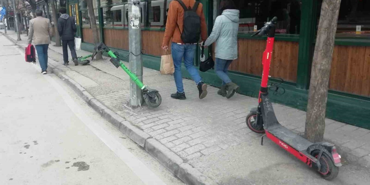 Özensizce Park Edilen Scooterlar Kaldırımdan Geçenlere Engel Oluyor