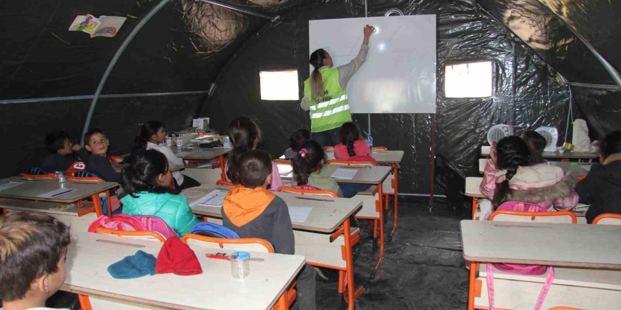 Deprem Bölgesinde Eğitim Çadırda Başladı
