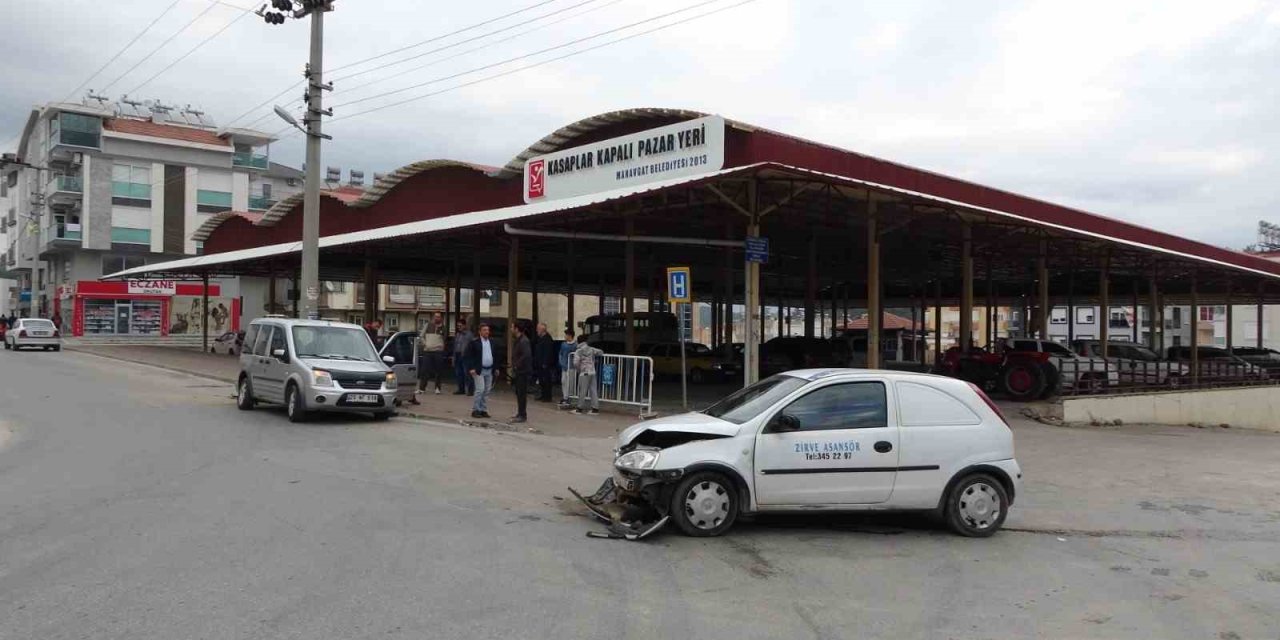 Hafif Ticari Araç İle Otomobil Çarpıştı: 1 Yaralı