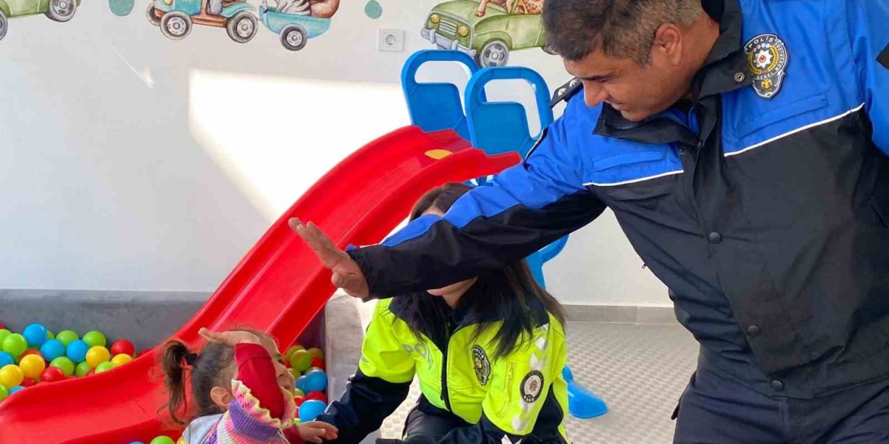 Gazipaşa Polisi Depremzede Çocuklara Moral Oldu