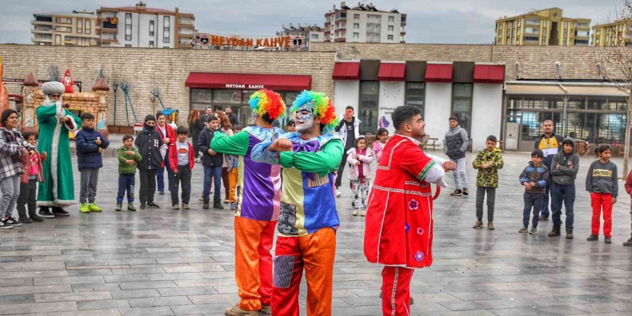 Diyarbakır’da Depremzede Çocuklar Animasyon Ekibiyle Doyasıya Eğlendi