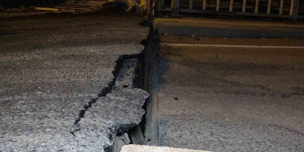 Hatay’da Deprem Sonrası Köprü 10 Santimetre Çökerek Yoldan Ayrıldı