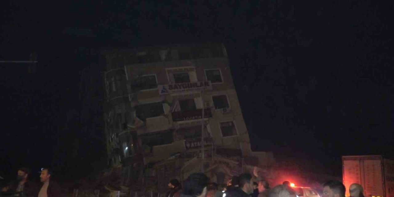 Hatay’da Deprem Sonrası Ev Yan Yattı, Facia Ucuz Atlatıldı