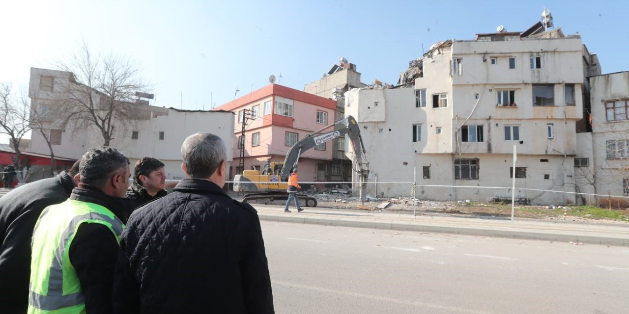 Ağır Hasarlı Olan Evlerin Yıkım Çalışmaları Sürüyor