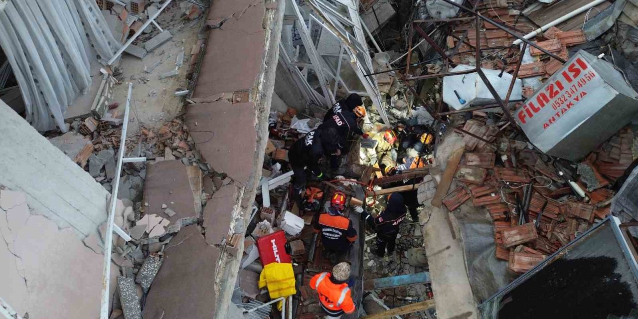 Hatay’da Yaşanan 6.4’lük Depremin Ardından Enkaz Alanı Günün İlk Işıklarıyla Havadan Görüntülendi