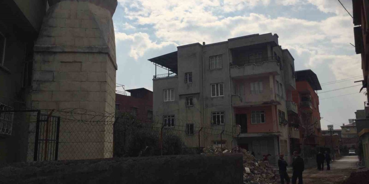 Kontrollü Yıkılan Minare 3 Katlı Evin Üzerine Düştü