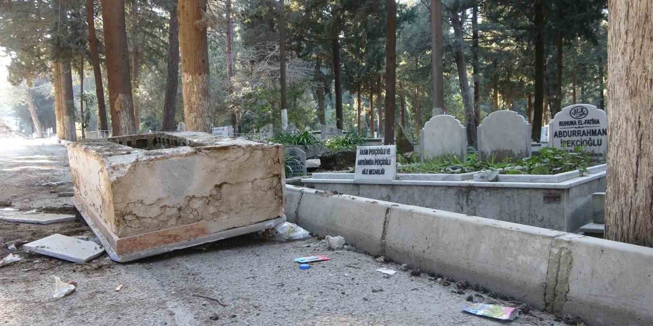 Hatay’da Deprem Sonrası Mezarlar Hasar Gördü, Bazıları Yola Uçtu