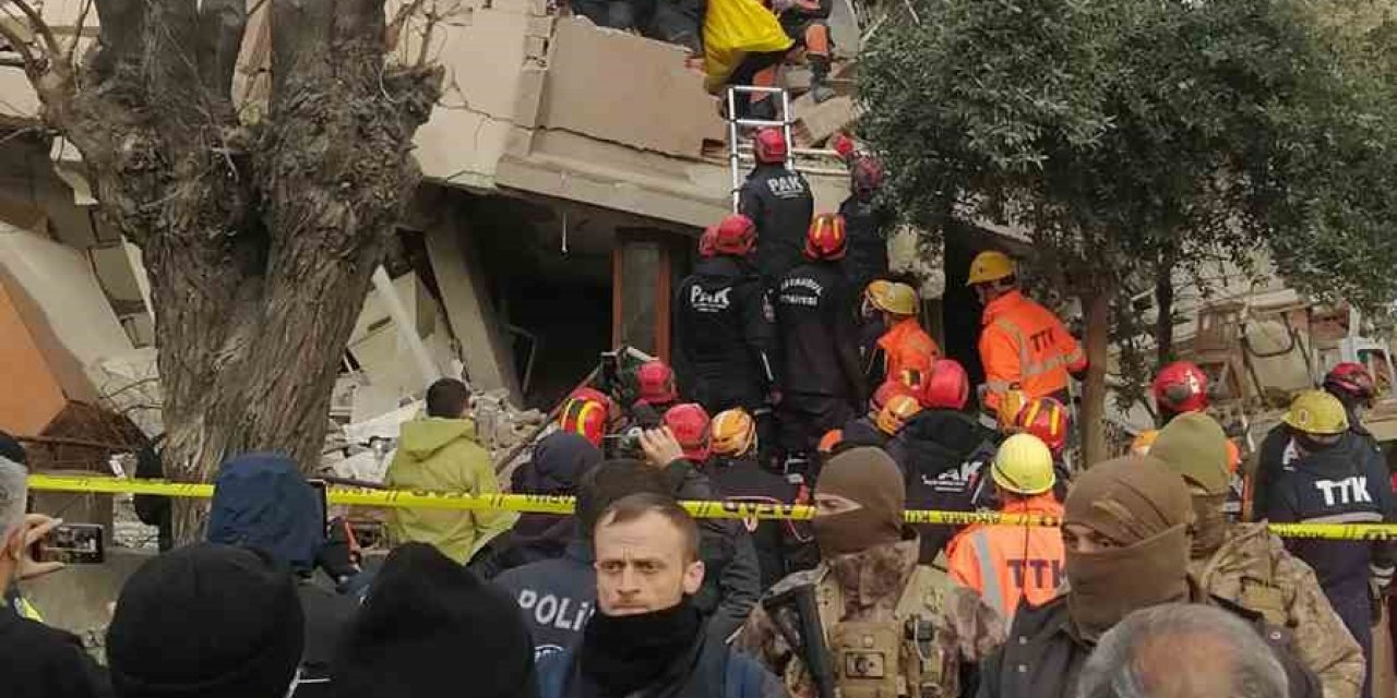 Hatay Gazi Mahallesi’ndeki Enkazdan 3 Ceset Çıkartıldı