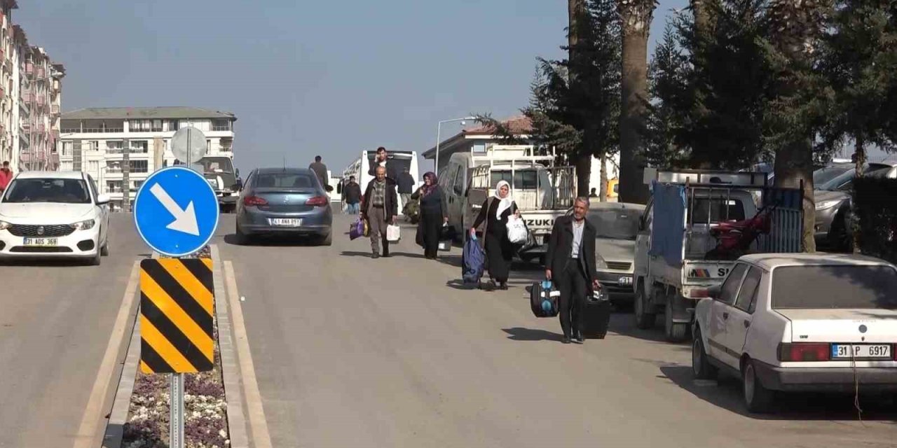 Hataylılar Yerle Bir Olan Şehirden Otobüslerle Terk Ediyor