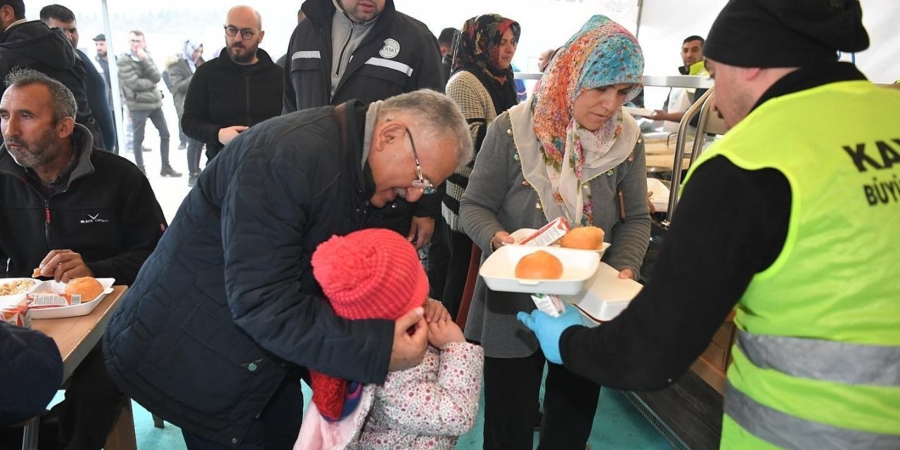 Kayseri Büyükşehir Belediyesi, İlk Konteyner Kentte Sıcak Yemek Dağıtıyor