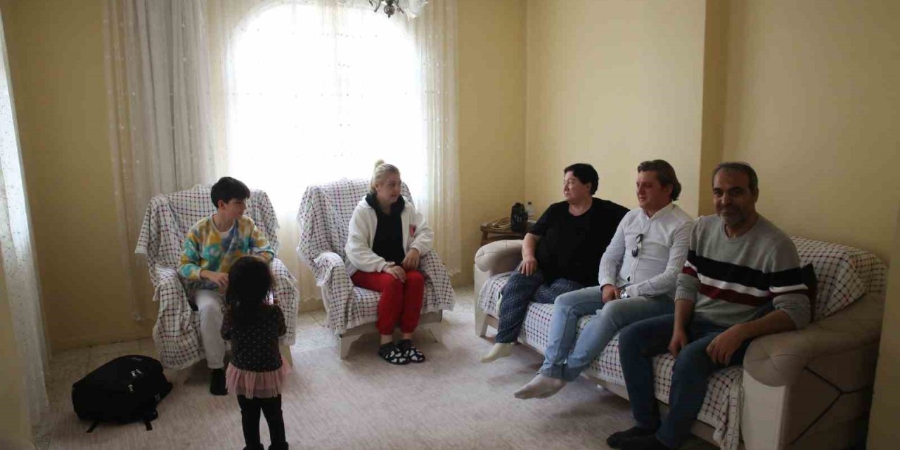 Oturduğu Evi Depremzedelere Açtı, Oğlunun Yanına Taşındı