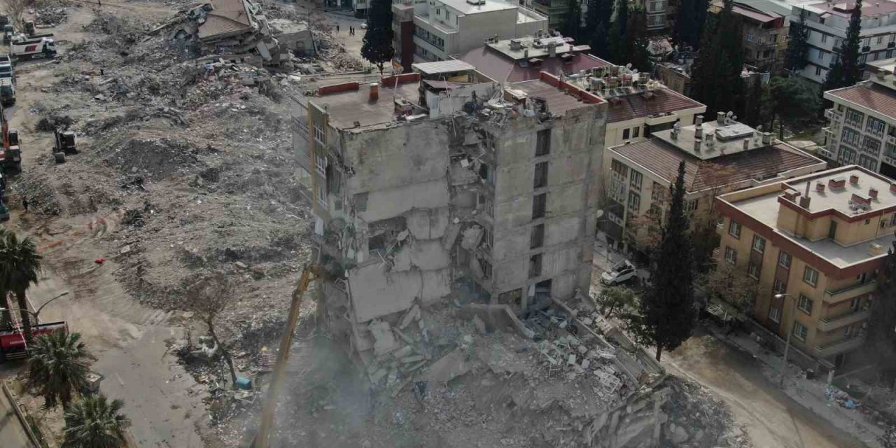 Kahramanmaraş’ta Ağır Hasarlı Binaların Yıkımı Sürüyor