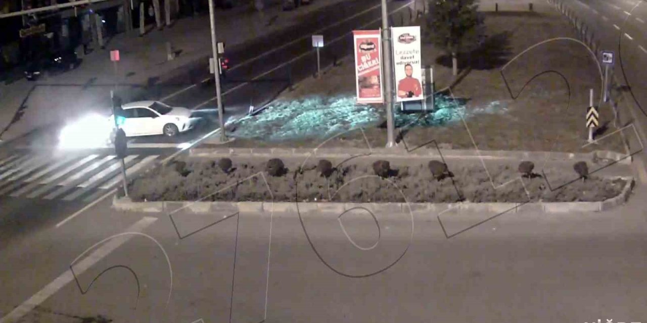 Niğde'de Işıklarda Trafik Kazası