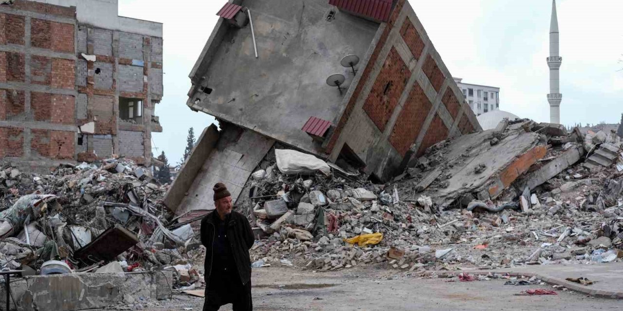 Depremde Torunlarını Ve Çocuklarını Kaybeden Hatice Teyze, Enkaz Altında Kalan Hatıralarını Arıyor