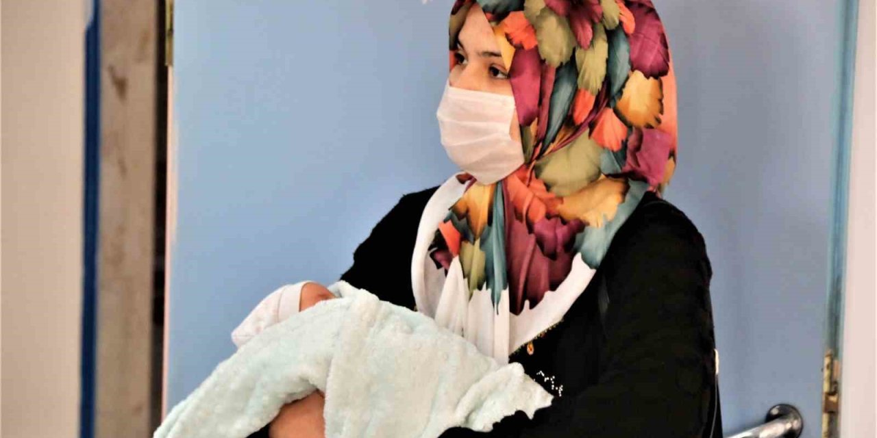 Depremzede Anne: “Kızım Çadırda Sabaha Kadar Su Diye Ağladı”