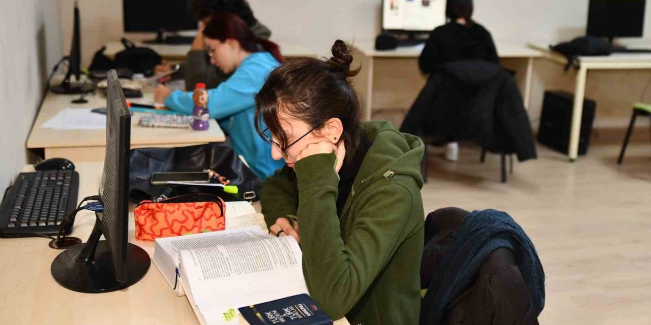 Gençlik Merkezleri Uzaktan Eğitim Döneminde De Gençlerin Yanında