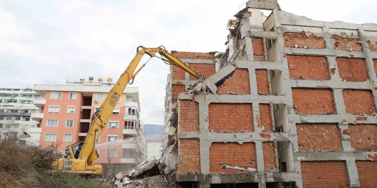 Alanya Belediyesi Kent Genelindeki Riskli Binaları Yıkıyor