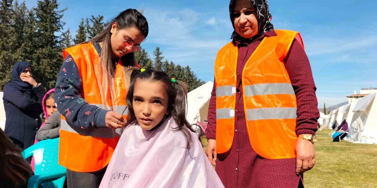 Çadır Kentteki Depremzedelere Gönüllü Tıraş Hizmeti