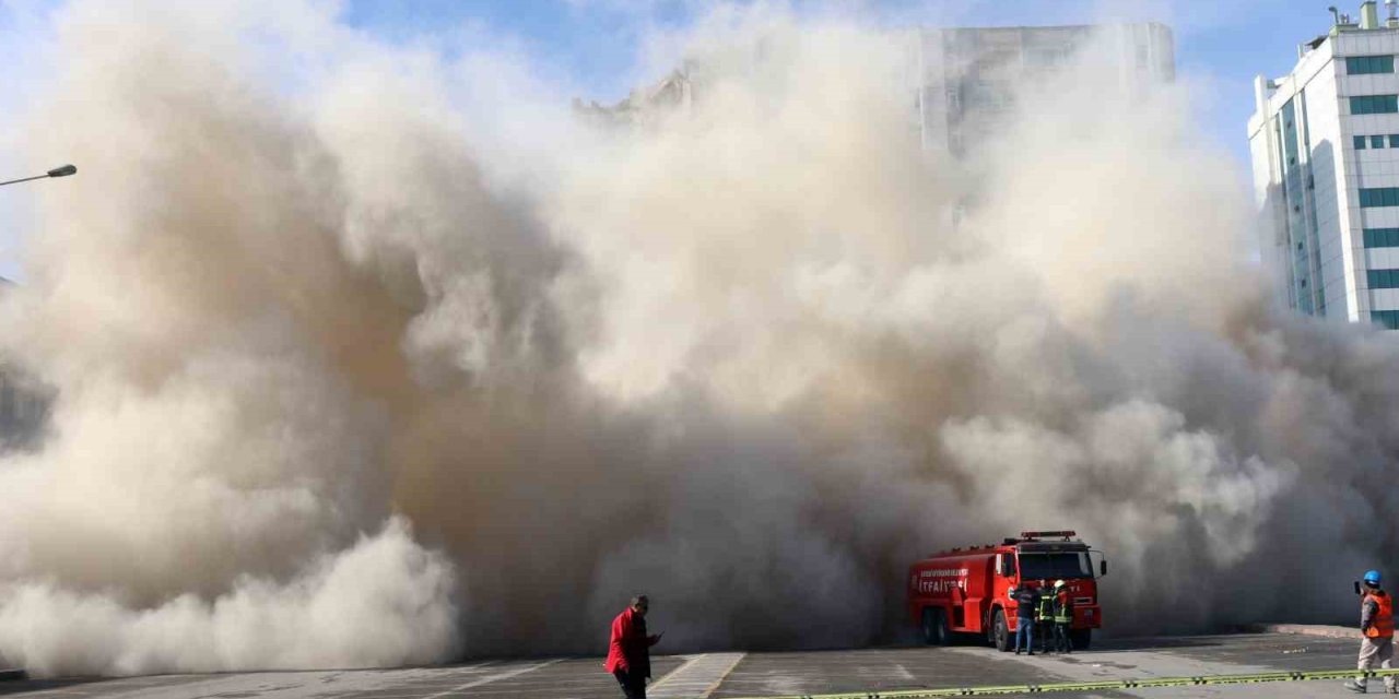 Kayseri'de Hasar Gören Bina Yıkılırken Doz Duman Oldu