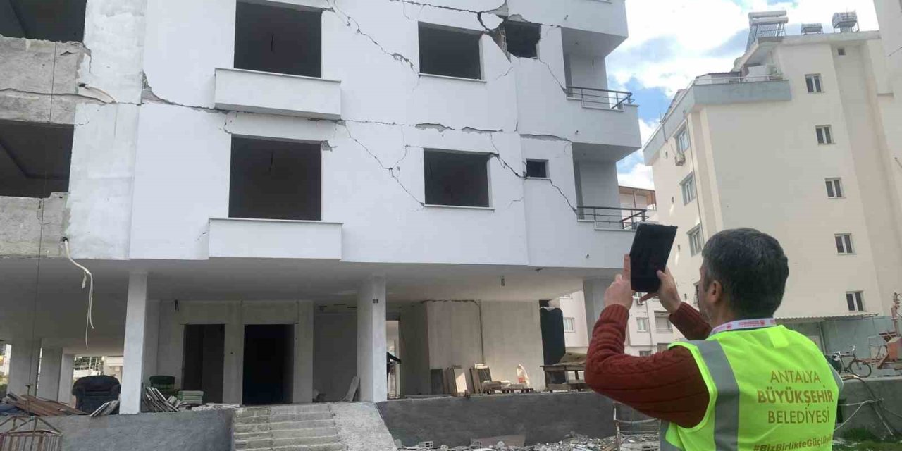 Antalya Büyükşehir Belediyesi Ekipleri Sahada Hasar Tespit Çalışmalarını Sürdürüyor