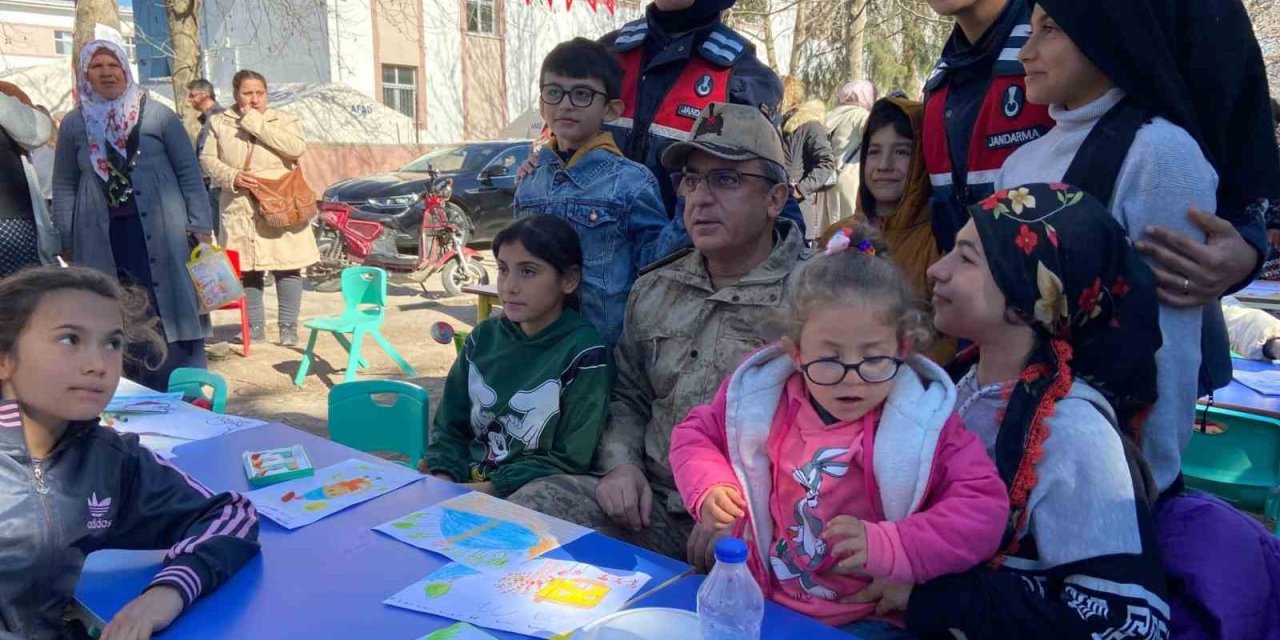 Jandarma Ekipleri Deprem Bölgesinde Görev Almaya Devam Ediyor