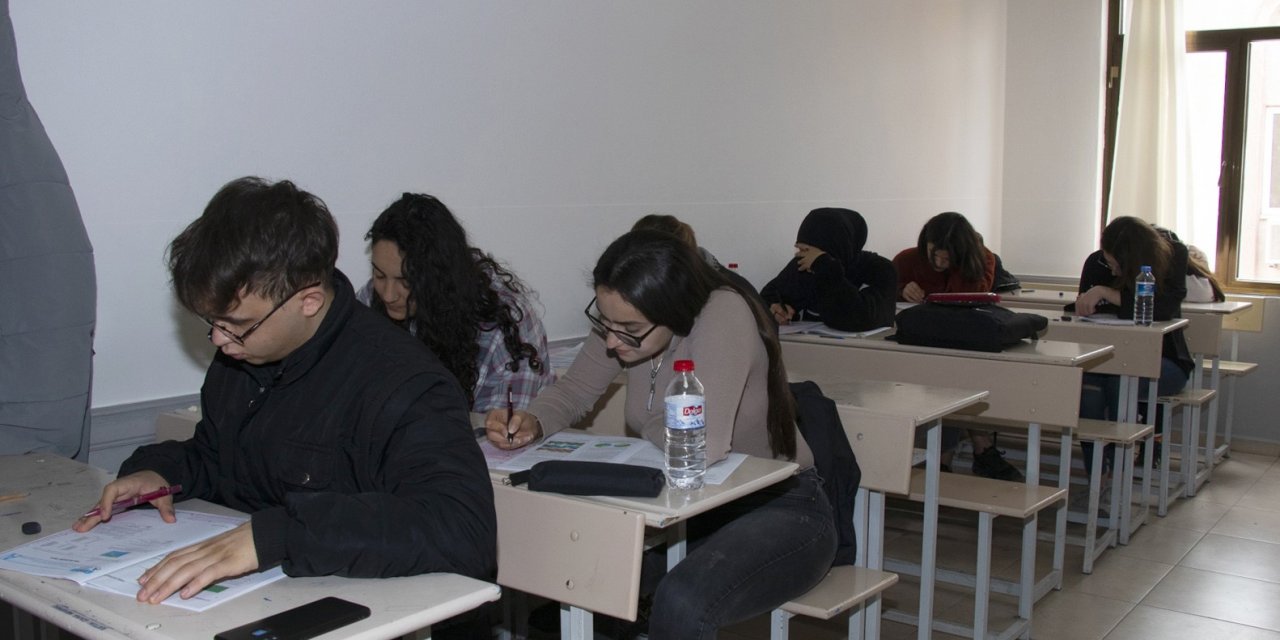 Mersin’de Depremzede Öğrenciler Kurs Merkezlerinde Sınava Hazırlanıyor