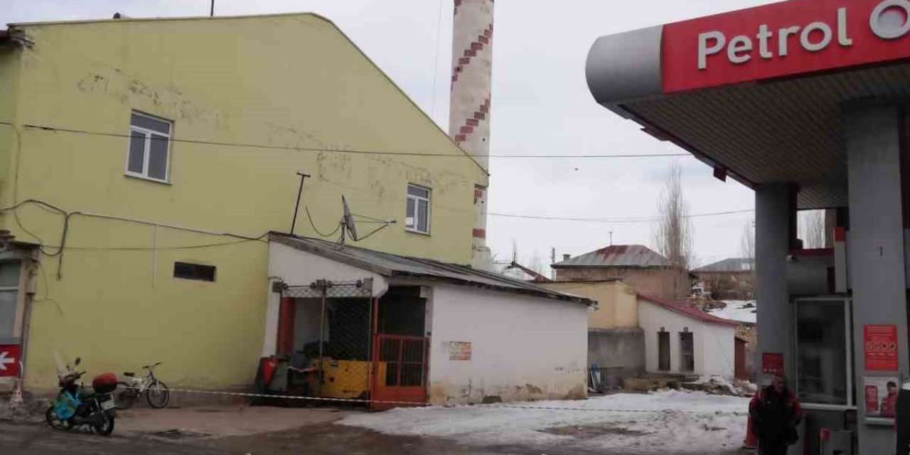 Büyükşehir Sarız’da Hasarlı Minareyi Sorunsuz Şekilde Yıktı