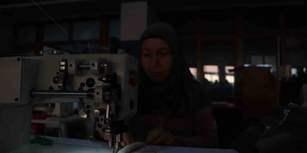 Okulu Fabrikaya Çevirdiler, Günde 50 Çadır Üretiyorlar