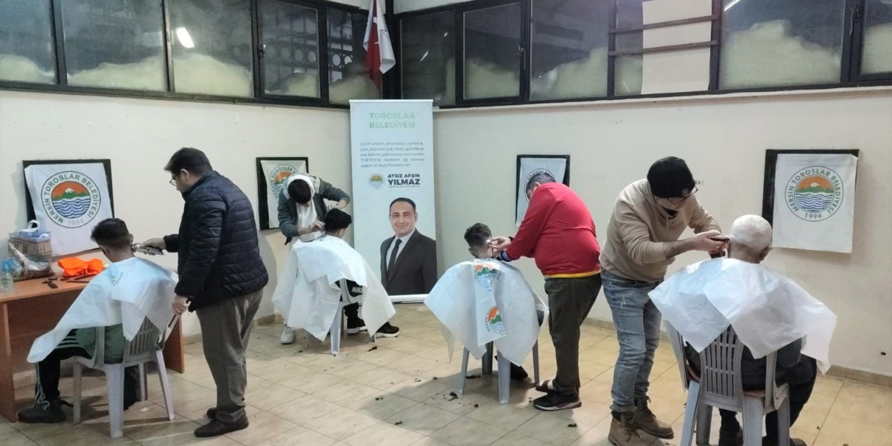 Toroslar’da Depremzedelere Kuaför Ve Berber Hizmeti