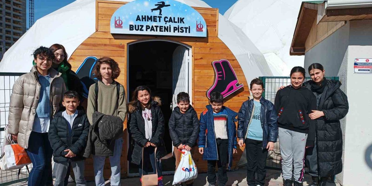 Depremzede Çocuklar Buz Pateni Pistinde